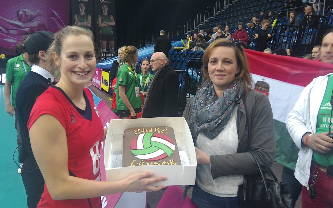 Tortával köszönték meg a győzelmet a szurkolók!