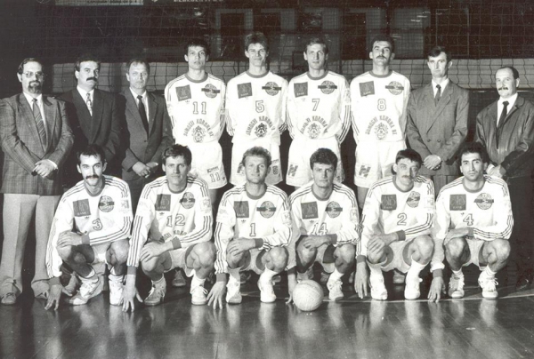 25 éve történt: húsvéti locsolás pezsgővel