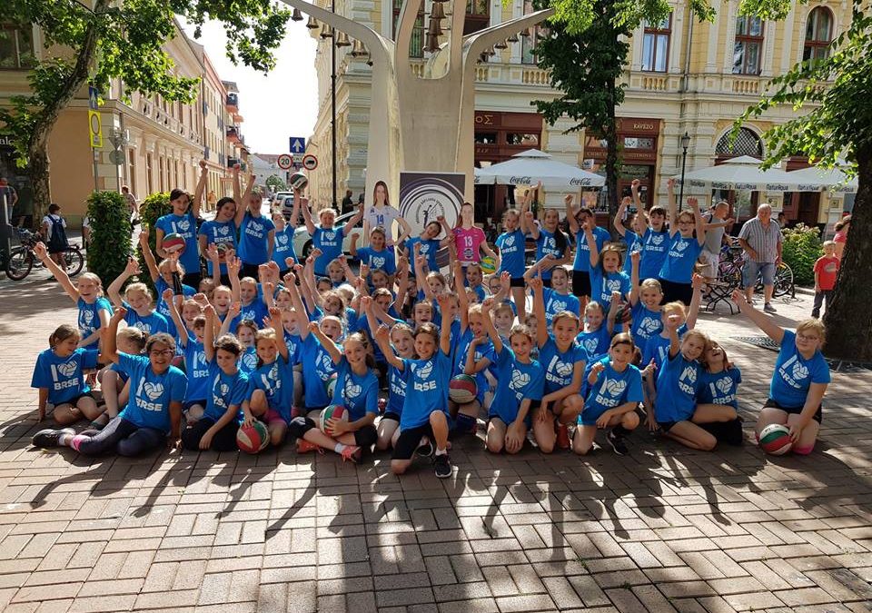 Kékbe borult Békéscsaba főtere a Sporthétfőn!